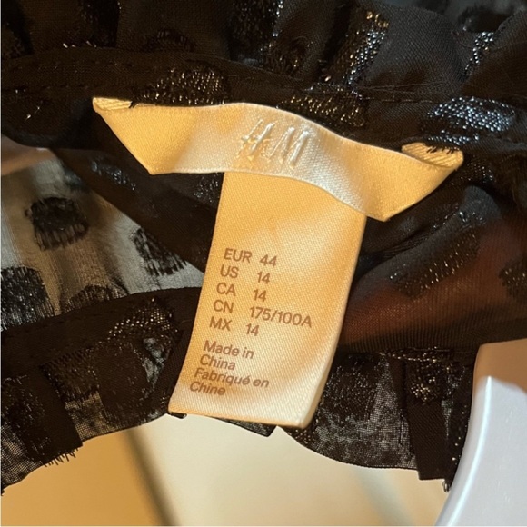 H&M | Black Shimmer Dot Sheer Ruffle Mock Neck Short Sleeve Blouse Size 14 - Picture 4 of 5